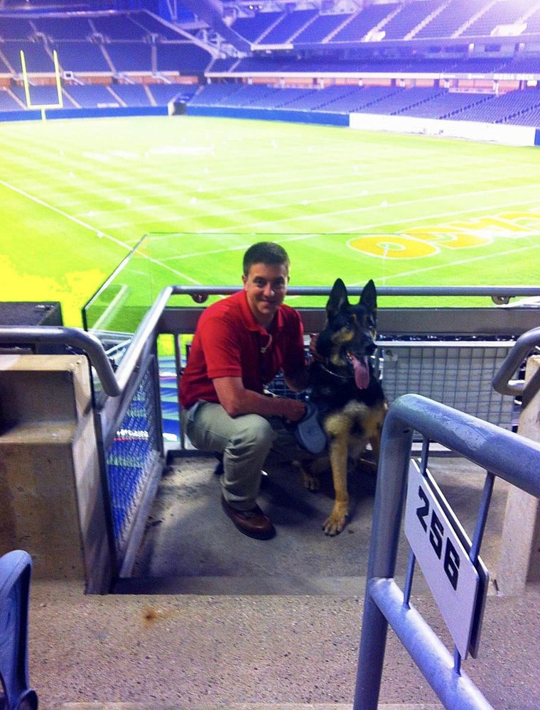 Soldado permanece ao lado de seu cão até o “fim da linha” em um momento emocionante. | Foto 2