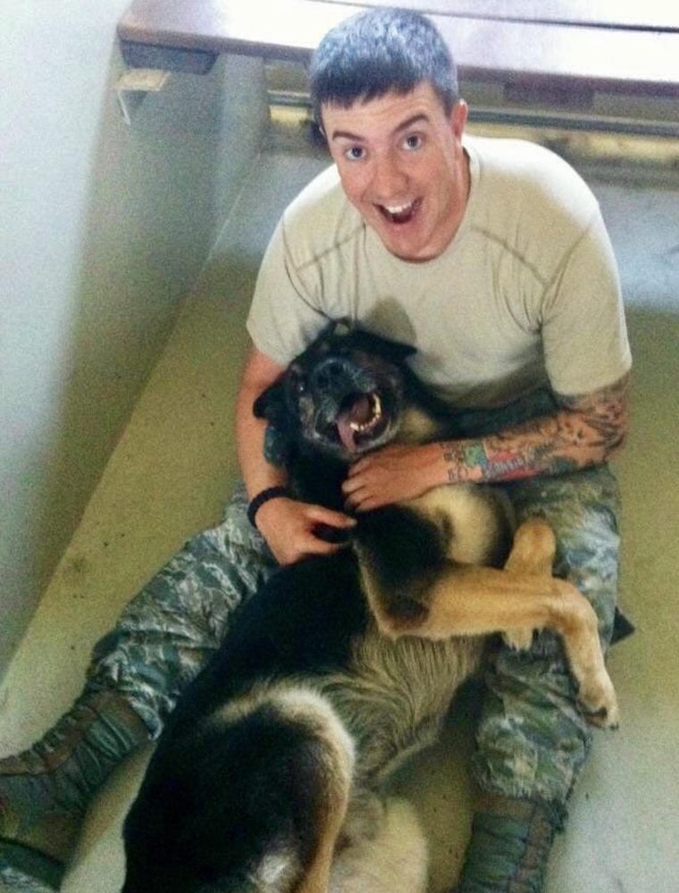 Soldado permanece ao lado de seu cão até o “fim da linha” em um momento emocionante. | Foto 3