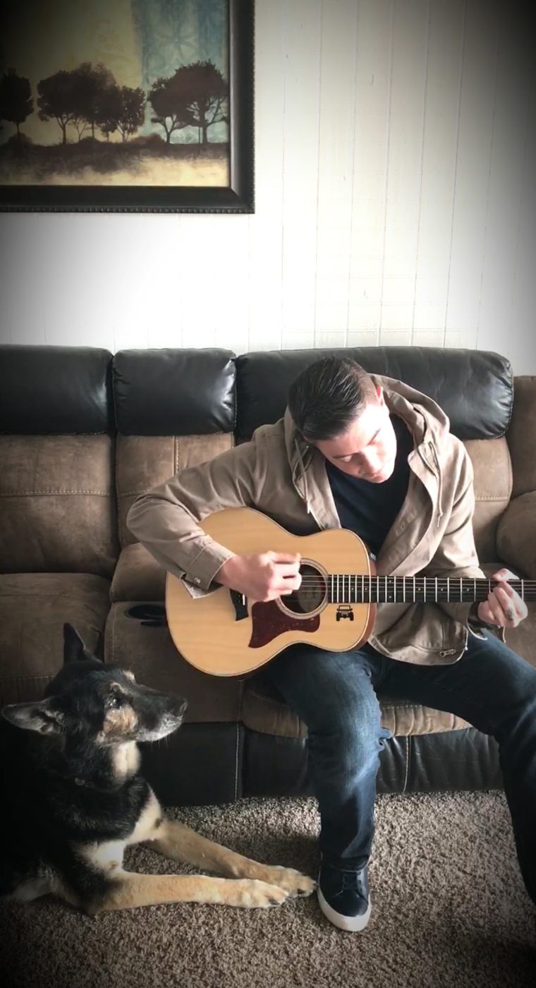 Soldado permanece ao lado de seu cão até o “fim da linha” em um momento emocionante. | Foto 5